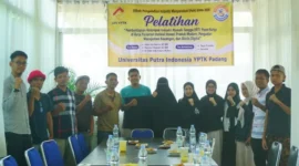 Tim PkM Universitas Putra Indonesia “YPTK” Padang bersama mitra setelah pelaksanaan rangkaian pelatihan dan pendampingan kelompok IRT Papan Bunga Kota Pariaman.(poto: padangkita.com).