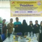 Tim PkM Universitas Putra Indonesia “YPTK” Padang bersama mitra setelah pelaksanaan rangkaian pelatihan dan pendampingan kelompok IRT Papan Bunga Kota Pariaman.(poto: padangkita.com).