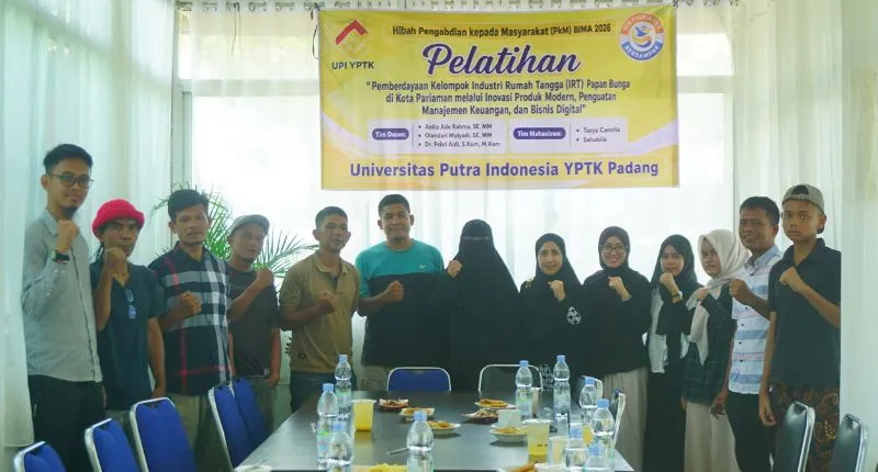 Tim PkM Universitas Putra Indonesia “YPTK” Padang bersama mitra setelah pelaksanaan rangkaian pelatihan dan pendampingan kelompok IRT Papan Bunga Kota Pariaman.(poto: padangkita.com).