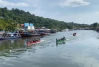 Para peserta selaju sampan Festival Muro Padang berlomba adu cepat.(poto: padangkita.com).