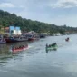 Para peserta selaju sampan Festival Muro Padang berlomba adu cepat.(poto: padangkita.com).