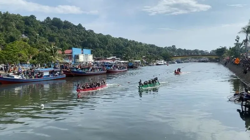 Para peserta selaju sampan Festival Muro Padang berlomba adu cepat.(poto: padangkita.com).