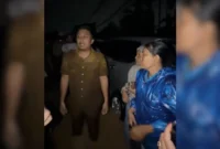 Wakil Gubernur Sumatera Barat (Sumbar), Vasko Ruseimy memimpin langsung proses evakuasi warga yang terdampak banjir di kawasan Parak Jambu, Kelurahan Dadok Tunggul Hitam, Kecamatan Koto Tangah, Kota Padang.(poto: padangkita.com).