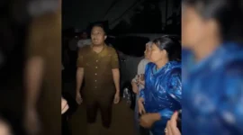 Wakil Gubernur Sumatera Barat (Sumbar), Vasko Ruseimy memimpin langsung proses evakuasi warga yang terdampak banjir di kawasan Parak Jambu, Kelurahan Dadok Tunggul Hitam, Kecamatan Koto Tangah, Kota Padang.(poto: padangkita.com).