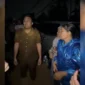 Wakil Gubernur Sumatera Barat (Sumbar), Vasko Ruseimy memimpin langsung proses evakuasi warga yang terdampak banjir di kawasan Parak Jambu, Kelurahan Dadok Tunggul Hitam, Kecamatan Koto Tangah, Kota Padang.(poto: padangkita.com).