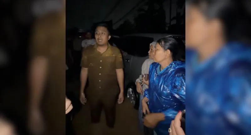 Wakil Gubernur Sumatera Barat (Sumbar), Vasko Ruseimy memimpin langsung proses evakuasi warga yang terdampak banjir di kawasan Parak Jambu, Kelurahan Dadok Tunggul Hitam, Kecamatan Koto Tangah, Kota Padang.(poto: padangkita.com).