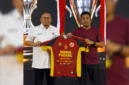 Wakil Gubernur Sumatera Barat (Sumbar), Vasko Ruseimy mendapat kehormatan menerima jersey perdana Semen Padang FC (SPFC) yang akan dipakai para pemain menghadapi kompetisi Championship 2026/2027.(poto: padangkita.com).