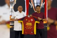 Wakil Gubernur Sumatera Barat (Sumbar), Vasko Ruseimy mendapat kehormatan menerima jersey perdana Semen Padang FC (SPFC) yang akan dipakai para pemain menghadapi kompetisi Championship 2026/2027.(poto: padangkita.com).