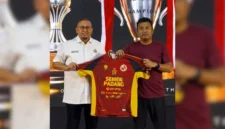 Wakil Gubernur Sumatera Barat (Sumbar), Vasko Ruseimy mendapat kehormatan menerima jersey perdana Semen Padang FC (SPFC) yang akan dipakai para pemain menghadapi kompetisi Championship 2026/2027.(poto: padangkita.com).