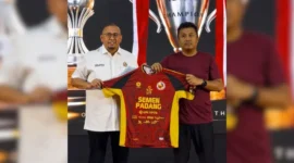 Wakil Gubernur Sumatera Barat (Sumbar), Vasko Ruseimy mendapat kehormatan menerima jersey perdana Semen Padang FC (SPFC) yang akan dipakai para pemain menghadapi kompetisi Championship 2026/2027.(poto: padangkita.com).