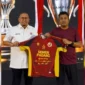 Wakil Gubernur Sumatera Barat (Sumbar), Vasko Ruseimy mendapat kehormatan menerima jersey perdana Semen Padang FC (SPFC) yang akan dipakai para pemain menghadapi kompetisi Championship 2026/2027.(poto: padangkita.com).