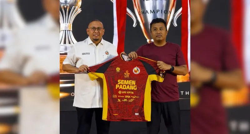 Wakil Gubernur Sumatera Barat (Sumbar), Vasko Ruseimy mendapat kehormatan menerima jersey perdana Semen Padang FC (SPFC) yang akan dipakai para pemain menghadapi kompetisi Championship 2026/2027.(poto: padangkita.com).