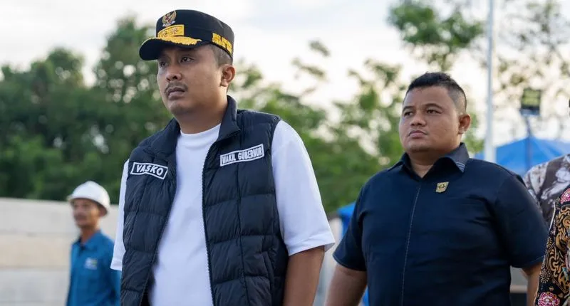 Wakil Gubernur Sumbar Vasko Ruseimy meninjau pengerjaan jalan di Nagari Talang, Kabupaten Solok, Minggu (2/8/2026).(poto: padangkita.com).