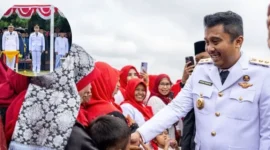 Vasko Ruseimy memimpin langsung upacara peringatan HUT ke-81 Kemerdekaan Republik Indonesia di Kecamatan Kamang Baru, Kabupaten Sijunjung, Senin (17/8/2026).(poto: padangkita.com).