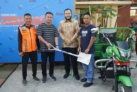 Wako Fadly Amran serahkan becak motor untuk masyarakat penarik sampah.(poto: radarsumbar.com).