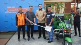 Wako Fadly Amran serahkan becak motor untuk masyarakat penarik sampah.(poto: radarsumbar.com).