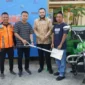 Wako Fadly Amran serahkan becak motor untuk masyarakat penarik sampah.(poto: radarsumbar.com).