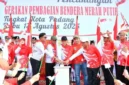 Pemerintah Kota Padang menggelar aksi pembagian bendera Merah Putih sebanyak 10.000 helai secara gratis kepada warga pada Sabtu (8/8/2026).(poto: padangkita.com).