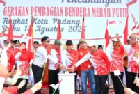Pemerintah Kota Padang menggelar aksi pembagian bendera Merah Putih sebanyak 10.000 helai secara gratis kepada warga pada Sabtu (8/8/2026).(poto: padangkita.com).