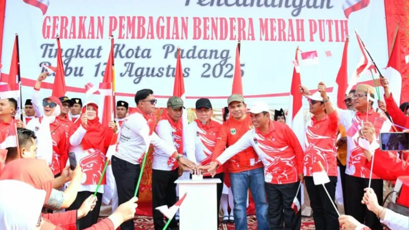 Pemerintah Kota Padang menggelar aksi pembagian bendera Merah Putih sebanyak 10.000 helai secara gratis kepada warga pada Sabtu (8/8/2026).(poto: padangkita.com).