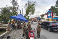 Satuan Polisi Pamong Praja (Satpol PP) Kota Padang kembali melaksanakan penertiban terhadap sejumlah lapak Pedagang Kaki Lima (PKL) yang ditinggalkan di atas trotoar di kawasan Pasar Alai.(poto: padangkita.com).