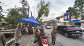 Satuan Polisi Pamong Praja (Satpol PP) Kota Padang kembali melaksanakan penertiban terhadap sejumlah lapak Pedagang Kaki Lima (PKL) yang ditinggalkan di atas trotoar di kawasan Pasar Alai.(poto: padangkita.com).