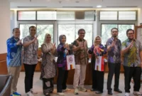 Direktur Utama PT Semen Padang Pri Gustari Akbar, didampingi Sekretaris Perusahaan PT Semen Padang Win Bernadino, melepas Dua atlet binaan Forum Komunikasi Karyawan Semen Padang Group (FKKSPG).(poto: padangkita.com).