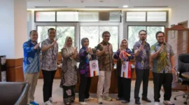 Direktur Utama PT Semen Padang Pri Gustari Akbar, didampingi Sekretaris Perusahaan PT Semen Padang Win Bernadino, melepas Dua atlet binaan Forum Komunikasi Karyawan Semen Padang Group (FKKSPG).(poto: padangkita.com).