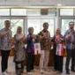 Direktur Utama PT Semen Padang Pri Gustari Akbar, didampingi Sekretaris Perusahaan PT Semen Padang Win Bernadino, melepas Dua atlet binaan Forum Komunikasi Karyawan Semen Padang Group (FKKSPG).(poto: padangkita.com).