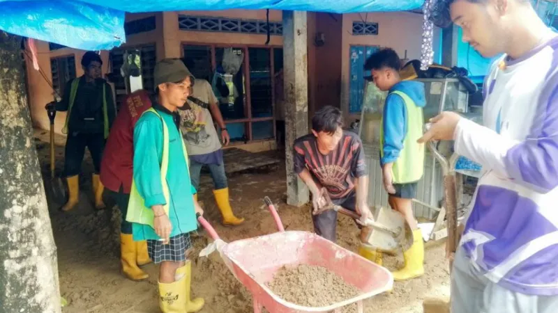Penggalian Sedimen dan Penanganan Pasca-Banjir 3 Agustus oleh Tim TRC.(poto: padangkita.com).