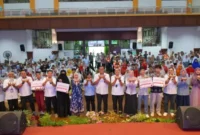 PT Semen Padang menyerahkan beasiswa PT Semen Padang senilai Rp303,5 juta kepada 198 anak karyawan dan karyawati yang mengukir prestasi akademik.(poto: padangkiita.com).