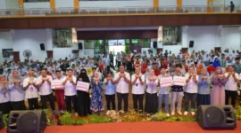 PT Semen Padang menyerahkan beasiswa PT Semen Padang senilai Rp303,5 juta kepada 198 anak karyawan dan karyawati yang mengukir prestasi akademik.(poto: padangkiita.com).