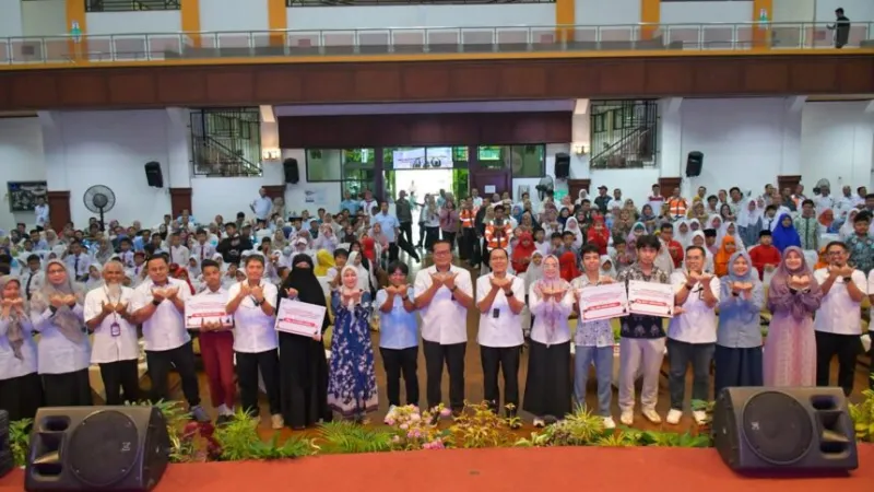 PT Semen Padang menyerahkan beasiswa PT Semen Padang senilai Rp303,5 juta kepada 198 anak karyawan dan karyawati yang mengukir prestasi akademik.(poto: padangkiita.com).