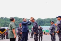 Wali Kota PAdang Fadly Amran saat menyambut Kedatangan Kapal Republik Indonesia (KRI) Teluk Kendari-518 dalam rangkaian Hari Jadi Kota (HJK) Padang ke-357.(poto: padangkita.com).