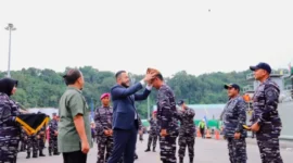 Wali Kota PAdang Fadly Amran saat menyambut Kedatangan Kapal Republik Indonesia (KRI) Teluk Kendari-518 dalam rangkaian Hari Jadi Kota (HJK) Padang ke-357.(poto: padangkita.com).