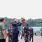 Wali Kota PAdang Fadly Amran saat menyambut Kedatangan Kapal Republik Indonesia (KRI) Teluk Kendari-518 dalam rangkaian Hari Jadi Kota (HJK) Padang ke-357.(poto: padangkita.com).