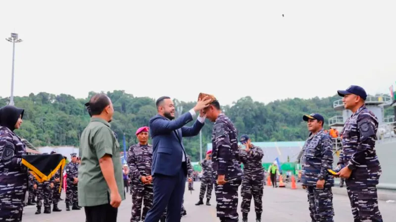 Wali Kota PAdang Fadly Amran saat menyambut Kedatangan Kapal Republik Indonesia (KRI) Teluk Kendari-518 dalam rangkaian Hari Jadi Kota (HJK) Padang ke-357.(poto: padangkita.com).