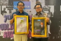 Sekretaris Perusahaan PT Semen Padang, Win Bernadino saat memamerkan Kedua penghargaan itu adalah 7th Indonesia Popular Public Relations Person Awards 2026 dan 7th Indonesia Public Relations Awards 2026.(poto: padangkita.com).