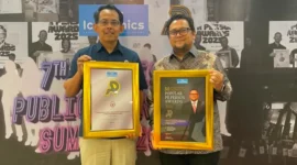 Sekretaris Perusahaan PT Semen Padang, Win Bernadino saat memamerkan Kedua penghargaan itu adalah 7th Indonesia Popular Public Relations Person Awards 2026 dan 7th Indonesia Public Relations Awards 2026.(poto: padangkita.com).