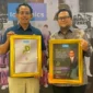 Sekretaris Perusahaan PT Semen Padang, Win Bernadino saat memamerkan Kedua penghargaan itu adalah 7th Indonesia Popular Public Relations Person Awards 2026 dan 7th Indonesia Public Relations Awards 2026.(poto: padangkita.com).
