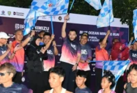 Wali Kota Padang, Fadly Amran melepas ribuan pelari dari berbagai daerah di Sumatera Barat (Sumbar), luar provinsi hingga mancanegara ambil bagian dalam Blue Ocean Minang (BOM) Run 2026.(poto: padangkita.com).