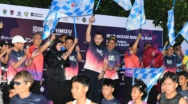 Wali Kota Padang, Fadly Amran melepas ribuan pelari dari berbagai daerah di Sumatera Barat (Sumbar), luar provinsi hingga mancanegara ambil bagian dalam Blue Ocean Minang (BOM) Run 2026.(poto: padangkita.com).
