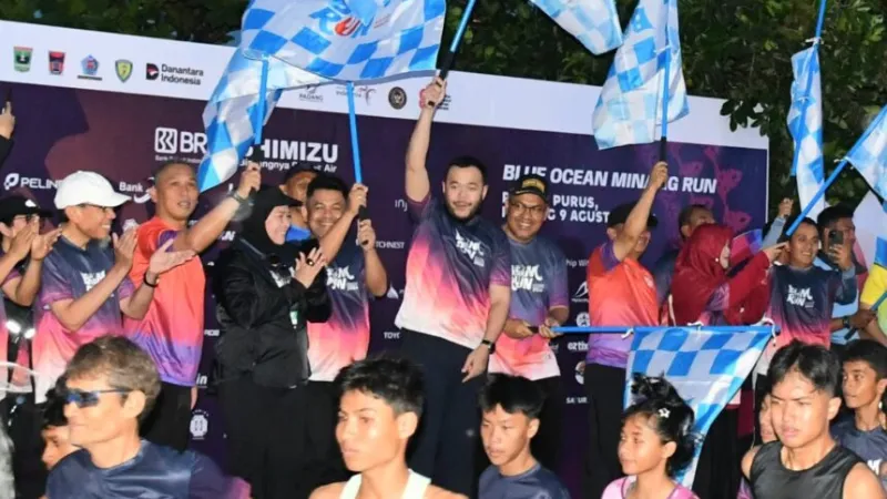 Wali Kota Padang, Fadly Amran melepas ribuan pelari dari berbagai daerah di Sumatera Barat (Sumbar), luar provinsi hingga mancanegara ambil bagian dalam Blue Ocean Minang (BOM) Run 2026.(poto: padangkita.com).