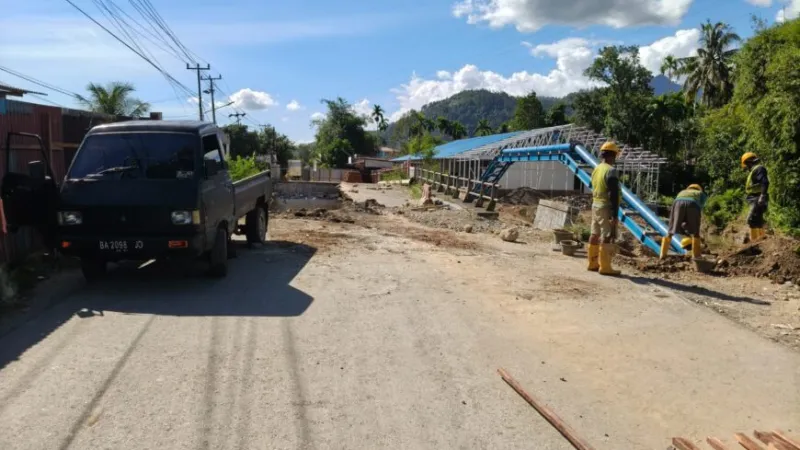 Pemerintah Kota Padang resmi memulai pengerjaan fisik rekonstruksi Jembatan Kampung Tanjung Kuranji pada Minggu (9/8/2026).(poto: padangkita.com).