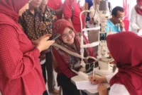 Pemeriksaan mata dan pembagian kacamata gratis bagi masyarakat di Gedung Joeang 45, Jalan Samudera, Kota Padang.(poto: padangkita.com).