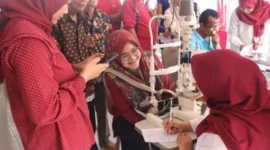 Pemeriksaan mata dan pembagian kacamata gratis bagi masyarakat di Gedung Joeang 45, Jalan Samudera, Kota Padang.(poto: padangkita.com).