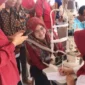 Pemeriksaan mata dan pembagian kacamata gratis bagi masyarakat di Gedung Joeang 45, Jalan Samudera, Kota Padang.(poto: padangkita.com).