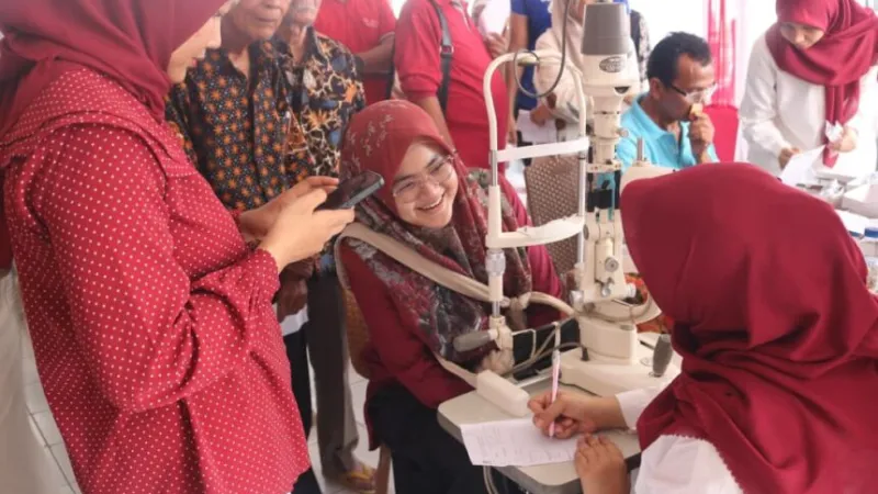 Pemeriksaan mata dan pembagian kacamata gratis bagi masyarakat di Gedung Joeang 45, Jalan Samudera, Kota Padang.(poto: padangkita.com).