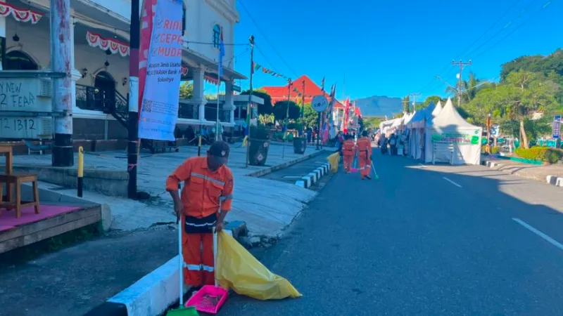 Dinas Lingkungan Hidup (DLH) Kota Padang menyiagakan total 438 personel operasional untuk mengawal dan mengamankan kebersihan selama berlangsungnya rangkaian Hari Jadi Kota Padang ke-357.(poto: padangkita.com).