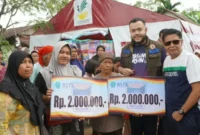 Wali Kota Padang Fadly Amran menyerahkan secara simbolis bantuan bagi warga yang terdampak bencana banjir dan cuaca ekstrem.(poto: padangkita.com).